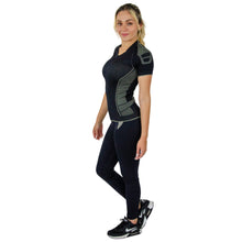 PLAYERA TECNICA DE MANGA CORTA CON CUELLO V, ALTA COMPRESION Y FIBRAS INTELIGENTES PL-2-00017