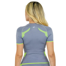 PLAYERA TECNICA DE MANGA CORTA CON CUELLO V, COMPRESION MEDIA Y FIBRAS INTELIGENTES PL-2-00043