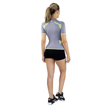 PLAYERA TECNICA DE MANGA CORTA CON CUELLO V, COMPRESION MEDIA Y FIBRAS INTELIGENTES PL-2-00043