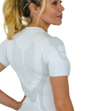 PLAYERA TECNICA DE MANGA CORTA CON CUELLO V, ALTA COMPRESION Y FIBRAS INTELIGENTES PL-2-00017