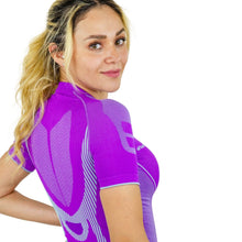 PLAYERA TECNICA DE MANGA CORTA CON CUELLO V, ALTA COMPRESION Y FIBRAS INTELIGENTES PL-2-00017