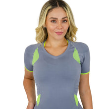 PLAYERA TECNICA DE MANGA CORTA CON CUELLO V, COMPRESION MEDIA Y FIBRAS INTELIGENTES PL-2-00043
