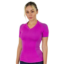 PLAYERA TECNICA DE MANGA CORTA CON CUELLO V, ALTA COMPRESION Y FIBRAS INTELIGENTES PL-2-00017